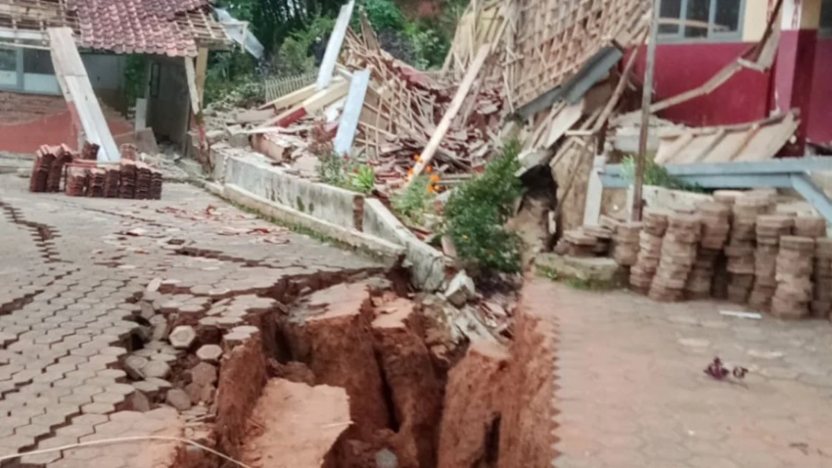 Bangunan SDN I Babakan Talang, Kampung Bojong, Desa Cibedung, Kecamatan Rongga, Bandung Barat ambruk akibat pergerakan tanah. Kamis (28/2). Foto petugas BPBD KBB (istimewa)
