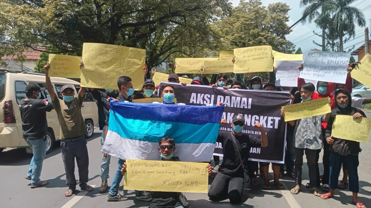 Puluhan anggota ormas XTC Banjaran lakukan aksi demo penolakan hak angket pemilu 2024. Foto Istimewa