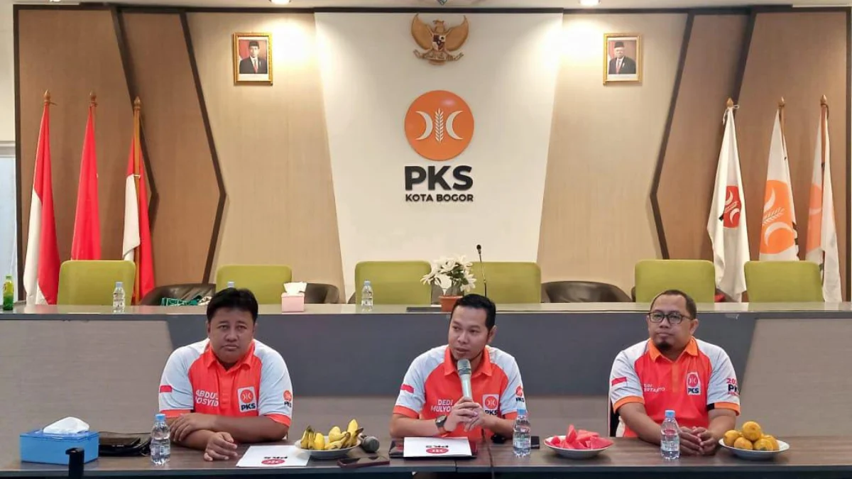 Kembali Merajai Kota Bogor, PKS Pastikan Duduki 11 Kursi Parlemen Sekretaris Umum DPD Kota Bogor, Dedi Mulyono bersama jajaran saat Konferensi Pers di kantornya, Jumat (23/2). (Yudha Prananda / Jabar Ekspres)