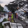 Petugas saat mengevakuasi puing reklamu dan pohon tumbang yang menghalangi jalan Raya Bandung-Garut. Foto Istimewa