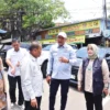 Anggota Komisi IV DPRD Jabar, Jajang Rohana Sarankan Perbaikan Jalan Bersamaan dengan Drainase Anggota Komisi IV DPRD Jabar, Jajang Rohana (Putih Kanan) selepas sidak progres perbaikan Jalan di Jalan R.A. Kartini, Kota Bekasi, Rabu 21 Februari 2024.