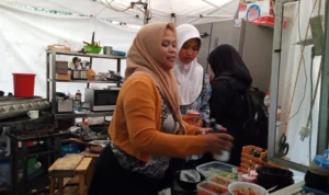 Angkat Ekonomi Lokal dan Sarana Pendidikan Anak, Inilah Eco Wisata Cimenteng Cimahi Doc. Yulia Ratnasari (45) Warga Kp. Torobosan, Kel. Cipageran, Kec. Cimahi Utara Pengelola ECO Wisata Cimenteng yang kini diangkat menjadi pengelola ECO Wisata Cimenteng Cimahi (mong)