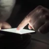 Phubbing: Saat Ponsel Lebih Menarik daripada Orang di Sekitarmu