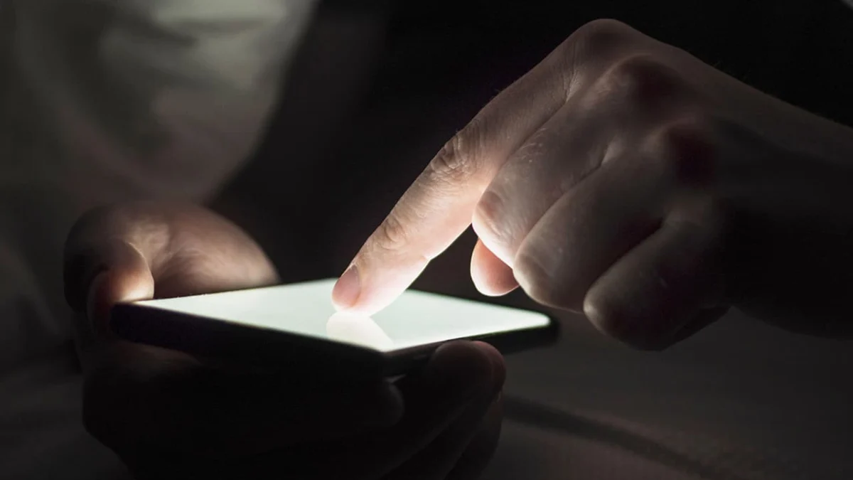 Phubbing: Saat Ponsel Lebih Menarik daripada Orang di Sekitarmu