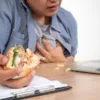 Gejala dan Pertolongan Pertama Saat Keracunan Makanan!