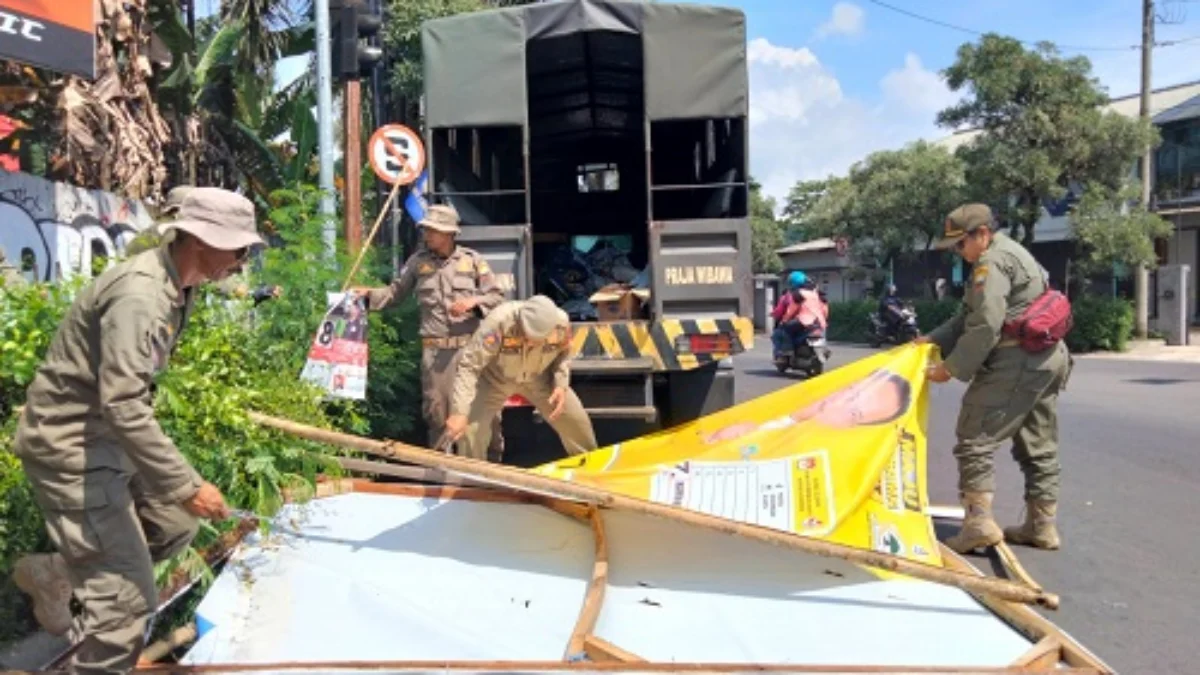Masuki Masa Tenang, APK Pemilu 2024 Mulai Ditertibkan Penertiban APK peserta Pemilu 2024 oleh Satpol PP Kabupaten Sumedang, Minggu 11 Februari 2024.