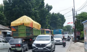 Kemacetan di Wilayah Gedebage, Kota Bandung (Sadam Husen / JE)