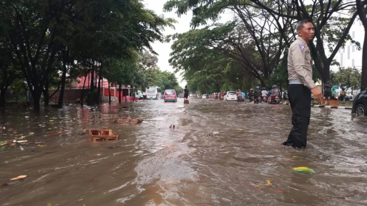 Titik Banjir Bertambah, Pemkot Bandung Sorot Kawasan Perumahan Persoalan banjir di Kota Bandung, terutama di kawasan Pasar Induk Gedebage masih kerap menghantui masyarakat. (Dok.Jabarekspres)