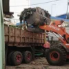 Proses pembersihan sampah di PSC, Kecamatan Cileunyi, Kabupaten Bandung. (Istimewa)