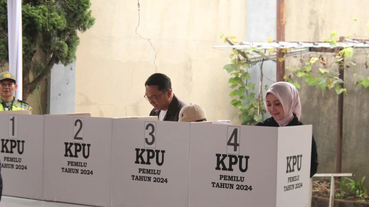 Di TPS Ciumbuleuit, Ridwan Kamil Nyoblos di Bilik 02 dan Atalia di Bilik 04 UNIK : Ridwan Kamil dan Atalia Praratya saat mencoblos di TPA 45, Kelurahan Ciumbuleuit, Cidadap Kota Bandung. Ridwan Kamil ada di bilik 02, sedangkan Atalia di bilik 04.