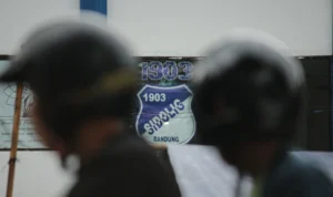 Pengendara motor melintas di depan Stadion Sidolig, Jalan Ahmad Yani, Kota Bandung. (Pandu Muslim/Jabar Ekspres)