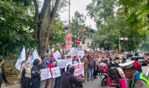 Kunker Jokowi ke Bandung Dihadang KAMMI Jabar, Ini Beberapa Tuntutannya! Kunjungan ke Kota Bandung, KAMMI Jabar laksanakan Aksi Selamatkan Demokrasi di Gedung Sate, Kota Bandung, Sabtu 3 Februari 2024.