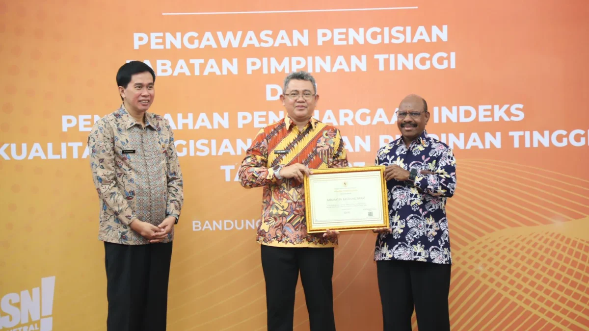 Sukses Terapkan Sistem Merit, 5 Pemda di Jabar Termasuk KBB Raih Penghargaan Sekda Bandung Barat, Ade Zakir saat menerima penghargaan Sistem Merit dari KASN di Gedung Sate Bandung. Jumat (16/2). Foto. Dok. Sekda KBB