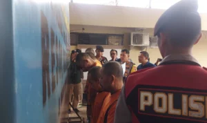 Terlibat Komplotan Curanmor, 5 Orang di Sukabumi Diringkus Polisi! 20 Motor Jadi Barbuk 5 orang komplotan curanmor tertunduk lesu saat dihadirkan dalam konferensi pers. Riki Achmad/Jabar Ekspres.