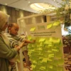 Salah satu ibu dan bayi menempelkan note harapan dalam Roadshow Menyusui oleh Mom Uung di Kota Bandung, Minggu (25/02).