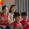 Perayaan Tahun Baru China atau Imlek identik dengan keceriaan. Selain menghiasi rumah dengan warna merah, lagu Imlek juga turut menyemarakkan perayaan tersebut.