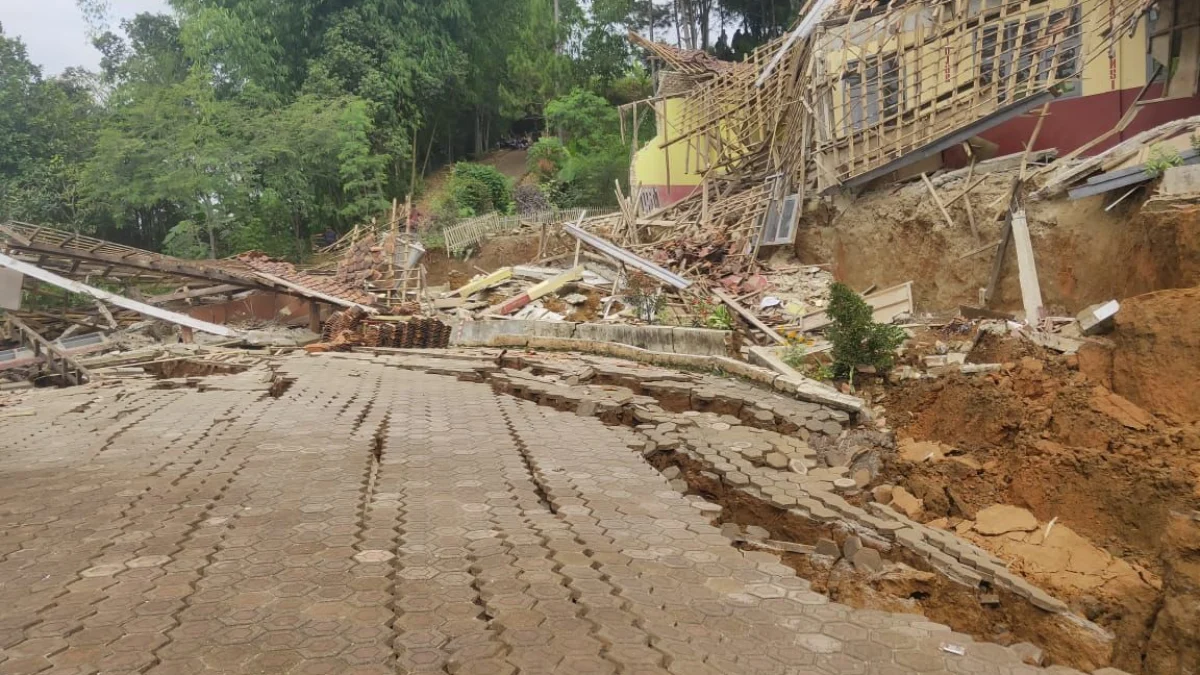 Prioritaskan Keselamatan, Pemda KBB Akan Relokasi Warga Terdampak Pergerakan Tanah potret longsor KBB