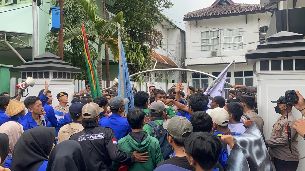 Di Demo Mahasiswa, DPRD Kota Sukabumi Klaim Stok Beras Aman Mahasiswa sukabumi saat aksi menyoal kenaiakan harga beras. Riki/Jabar Ekspres