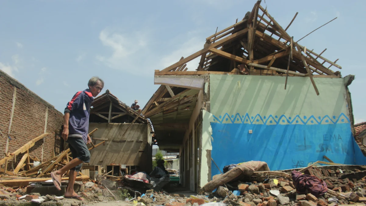Potret rumah rusak akibat angin tornado di Rancaekek/Foto: Sadam/Jabar Ekspres/