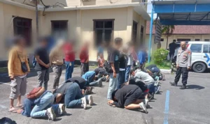 Puluhan remaja mencium kaki orang tuanya usai diamankan oleh Polisi lantaran pesta miras di Jalan Tentara Pelajar Kota Banjar, Minggu 4 Februari 2024. (Istimewa)