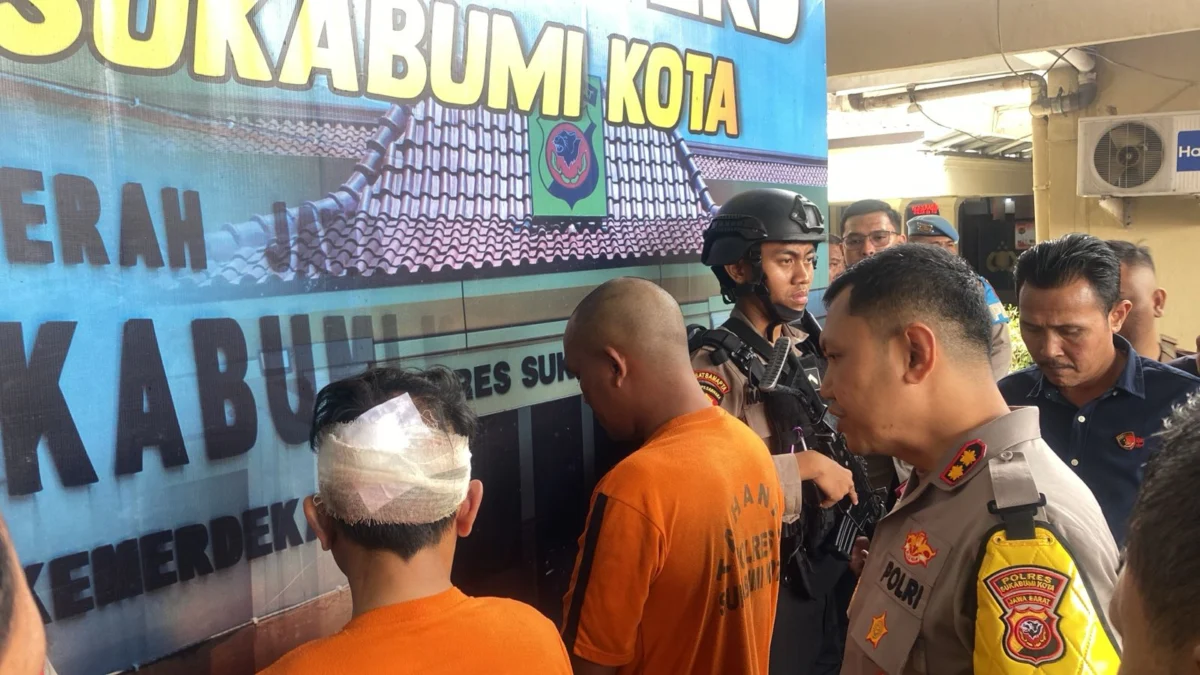 MS alias K (baju orange sebelah kiri) serta P (baju orange sebelah kanan) tertunduk malu saat dihadirkan dalam konferensi pers di Mapolres Sukabumi Kota. Riki Achmad/ Jabar Ekspres