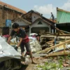 Warga membersihkan sisa puing bangunan yang diterjang Tornado di Desa Sukadana, Kecamatan Cimanggung, Kabupaten Sumedang. (Pandu Muslim/Jabar Ekspres)