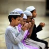 Pria Sholat Tanpa Penutup Kepala, Apakah Sah? Ini Menurut Islam