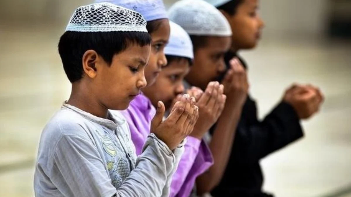 Pria Sholat Tanpa Penutup Kepala, Apakah Sah? Ini Menurut Islam Pria Sholat Tanpa Penutup Kepala, Apakah Sah? Ini Menurut Islam