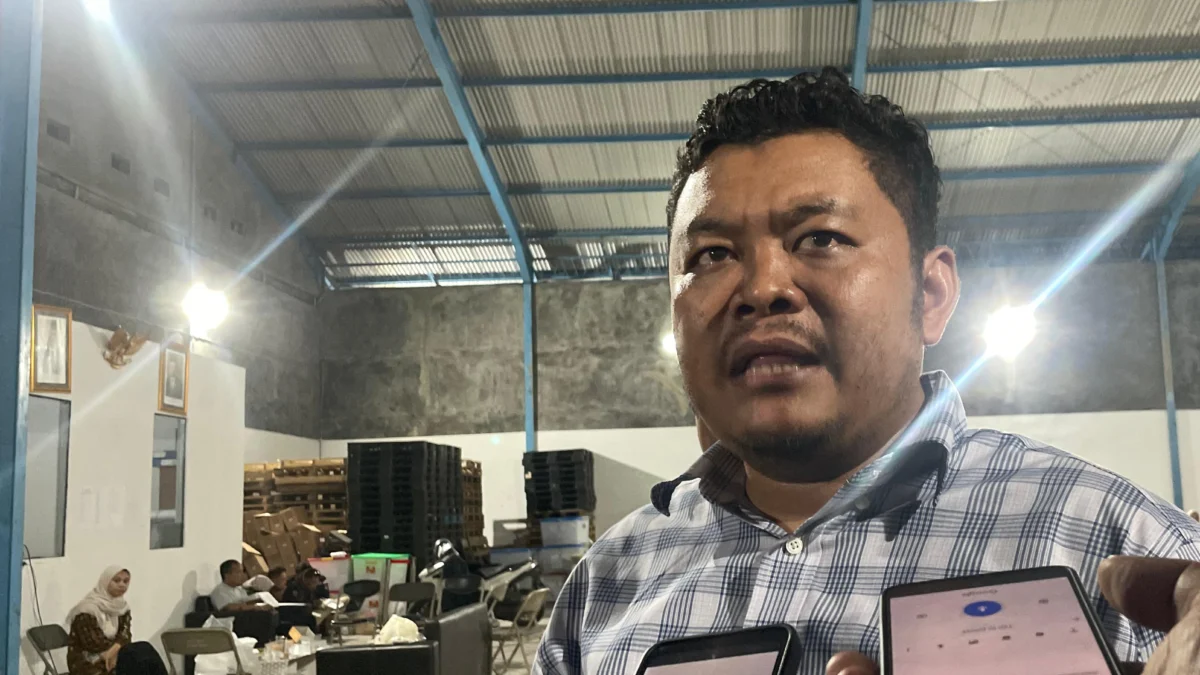 Ketua KPU Kabupaten Bandung Barat, Ripqi Ahmad Sulaeman saat ditemui di Gudang Logistik di Kecamatan Padalarang. Sabtu (9/3). Foto Jabarekspres