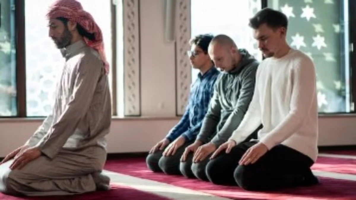 Daftar Amalan Terbaik yang Dilakukan Selama Bulan Ramadan ILUSTRASI Amalan terbaik bulan Ramadan. (freepik)