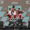 Pebalap Astra Honda Kiandra Ramadhipa saat meraih Trophi kemenangan.