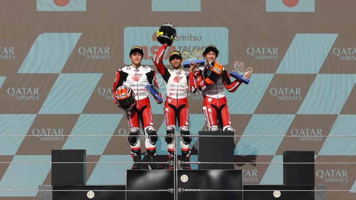 Pebalap Astra Honda Kiandra Ramadhipa saat meraih Trophi kemenangan.