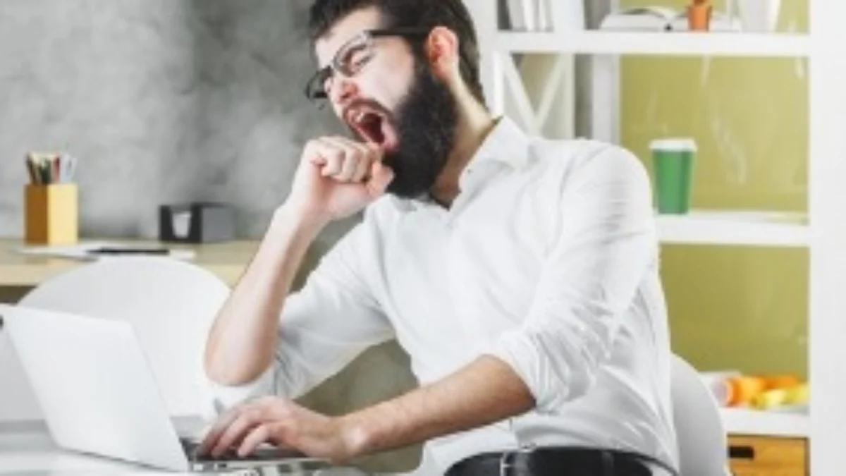 Ternyata ini Penyebab Puasa Jadi Sering Mengantuk ILUSTRASI Mengantuk saat saat puasa dan harus tetap bekerja. (freepik)