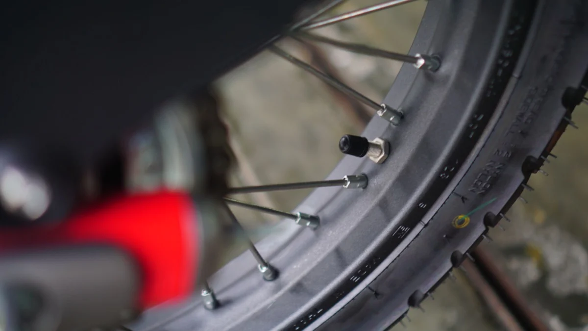 Tutup Pentil Ban Motor yang memiliki kegunaan penting.