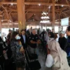 Pj Wali Kota Bandung, Bambang Tirtoyuliono (tengah), saat Rapat Koordinasi Penanggulangan DBD bersama Direktur dan Kepala Rumah Sakit di Kota Bandung di Pendopo Kota Bandung, Kamis 28 Maret 2024.