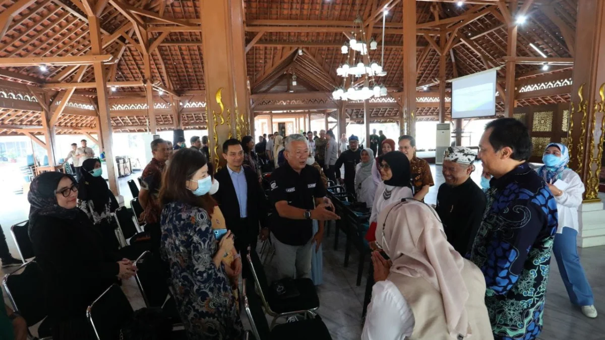 41 RS di Kota Bandung Disiapkan untuk Pelayanan DBD Pj Wali Kota Bandung, Bambang Tirtoyuliono (tengah), saat Rapat Koordinasi Penanggulangan DBD bersama Direktur dan Kepala Rumah Sakit di Kota Bandung di Pendopo Kota Bandung, Kamis 28 Maret 2024.