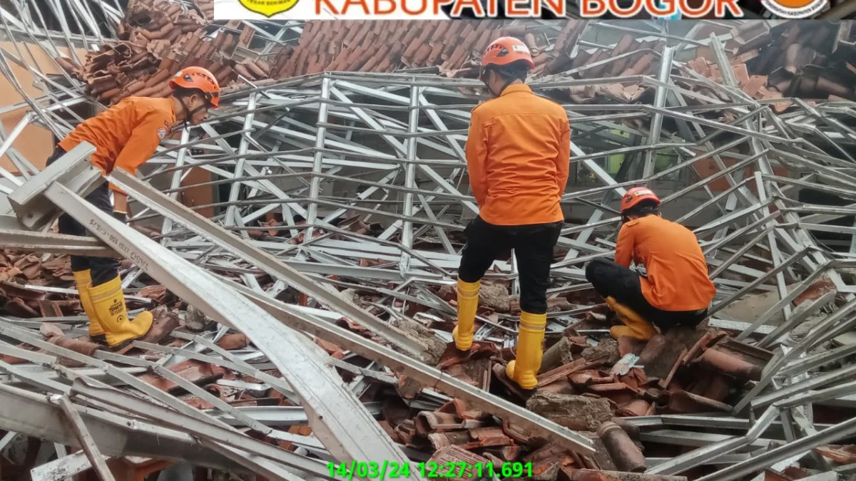 Atap Kelas SMAN 1 Ciampea Kabupaten Bogor Ambruk, 7 Orang Luka-luka Ruang Kelas SMAN 1 Ciampea Ambruk, 7 Orang luka-luka / Foto dokumen BPBD