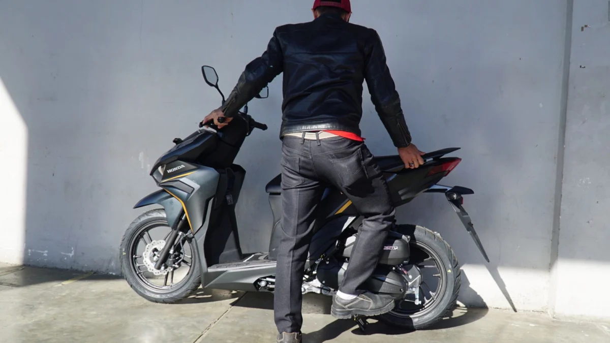 Menurunkan standar tengah sepeda motor ternyata ada caranya sendiri.