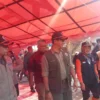Kepala BNPB Letjen TNI Suharyanto saat meninjau posko pengungsian di Desa Cibedug, Kecamatan Cipongkor, KBB. Rabu (27/3). Foto Jabarekspres