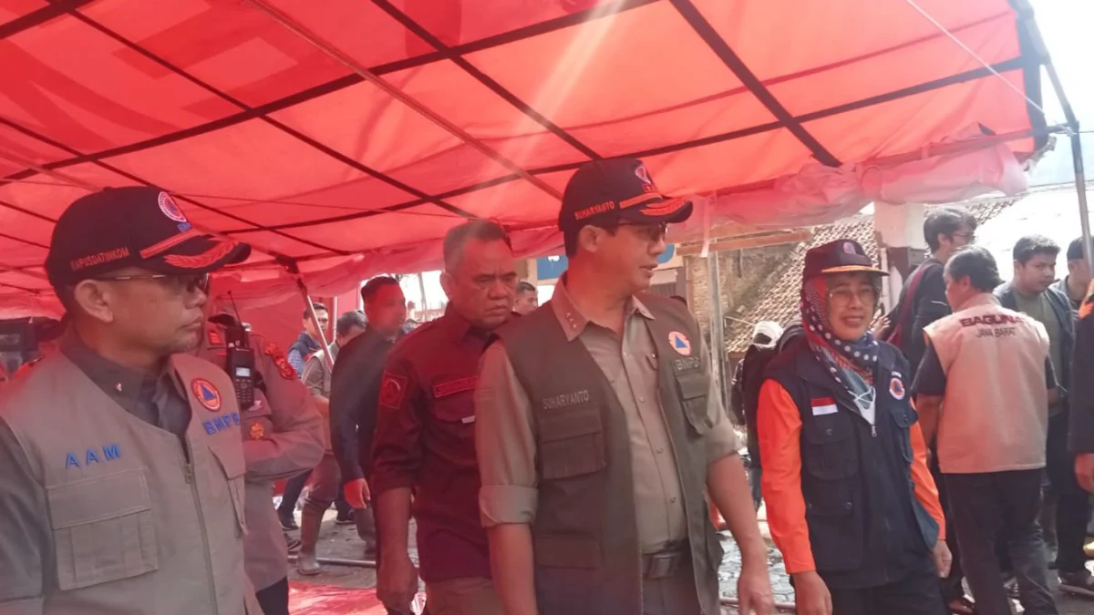 BNPB Bakal Lakukan Modifikasi Cuaca Untuk Lancarkan Evaluasi Korban Longsor di KBB Kepala BNPB Letjen TNI Suharyanto saat meninjau posko pengungsian di Desa Cibedug, Kecamatan Cipongkor, KBB. Rabu (27/3). Foto Jabarekspres