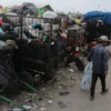 Sampah yang menumpuk di Pasar Induk Gedebage, Kota Bandung.