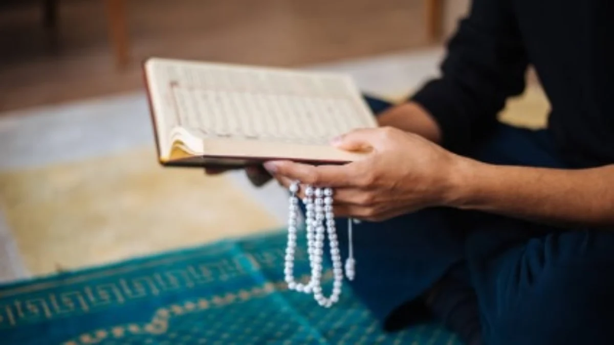 ILUSTRASI : Membaca Al Quran atau tilawah Quran yang ternyata memiliki banyak manfaa. (pixabay)