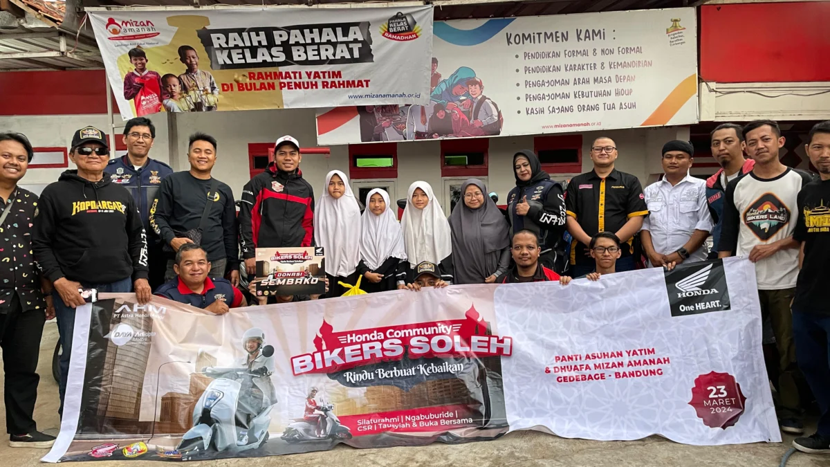 Tebar Kebaikan di Bulan Ramadhan Melalui Honda Community Bikers Soleh Para bikers Honda memberikan paket sembako Panti Asuhan Yatim & Dhuafa Mizan Amanah Gedebage, Bandung.