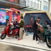 Frontline People Sepeda Motor Honda sedang menjelaskan fitur-fitur unggulan All New Honda Stylo 160 kepada konsumen di acara Honda Premium Matic Day Bandung 