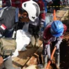 Para petugas PLN Purwakarta yangs edang melakukan pemasangan Stasiun Pengisian Kendaraan Listrik Umum (SPKLU). (dok.PLN)