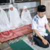 ILUSTRASI : Sholat Magrib berjamaah yang sering tertinggal jika ada acara buka bersama. (freepik)