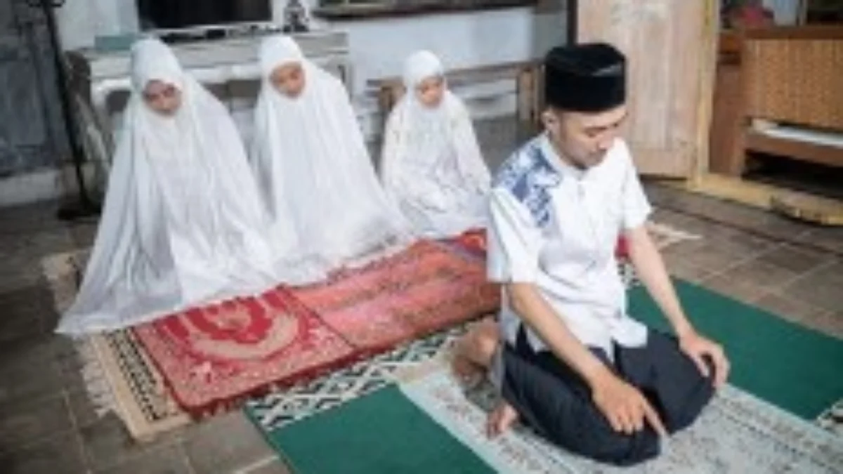 ILUSTRASI : Sholat Magrib berjamaah yang sering tertinggal jika ada acara buka bersama. (freepik)