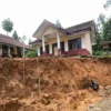 Badan Geologi Kementerian Energi dan Sumber Daya Mineral (KESDM) saat meninjau lokasi pergerakan tanah di Desa Cibedug, Kecamatan Rongga, KBB. Foto dok Jabarekspres