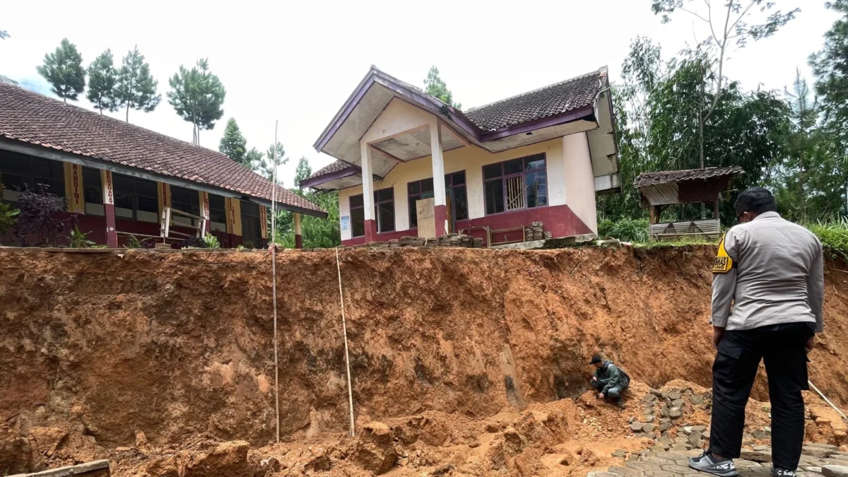 Relokasi Warga Terdampak Bencana Tanah Bergerak, Pemda KBB Siapkan 2 Titik Lahan Baru Badan Geologi Kementerian Energi dan Sumber Daya Mineral (KESDM) saat meninjau lokasi pergerakan tanah di Desa Cibedug, Kecamatan Rongga, KBB. Foto dok Jabarekspres
