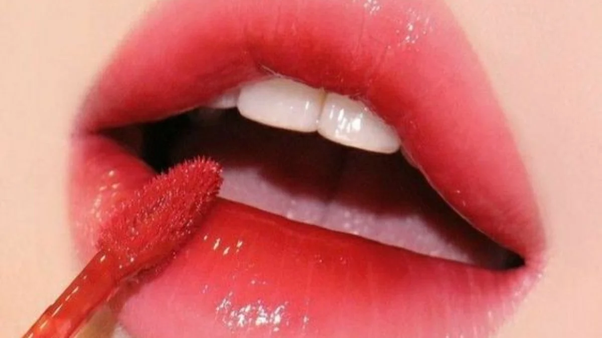 Tips Memilih Lipstik Ombre Sederhana untuk Tampil Cantik di Hari Raya Tanpa Ribet! Tips Memilih Lipstik Ombre Sederhana untuk Tampil Cantik di Hari Raya Tanpa Ribet!